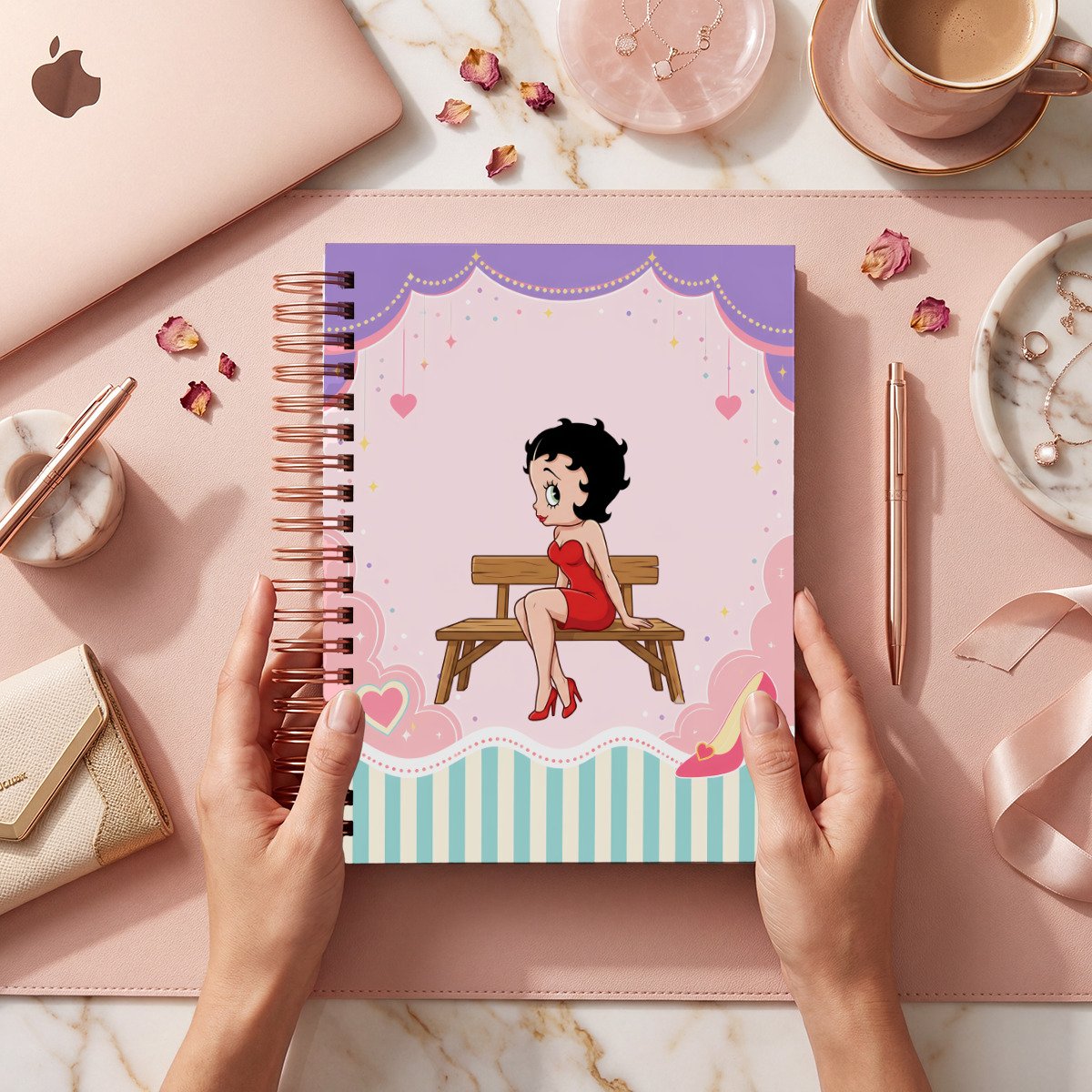 Mockup de portada Betty Boop 029 sentada en un banco, con marco rosa y lila; la compra incluye archivos digitales.