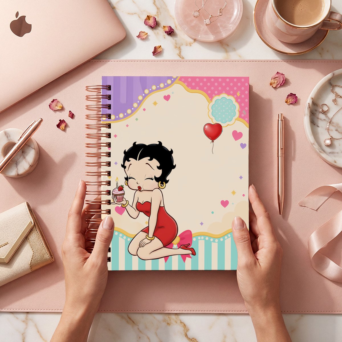 Mockup de portada Betty Boop 016 con cupcake, globo de corazón y marco pastel; la compra incluye archivos digitales.