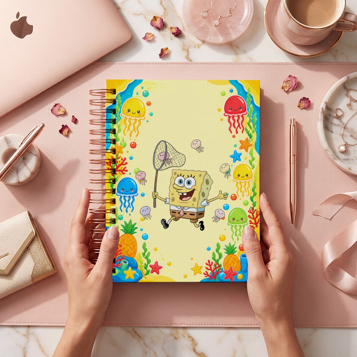 Mockup de portada Bob Esponja 022 con red, medusas y marco submarino amarillo; archivos digitales.