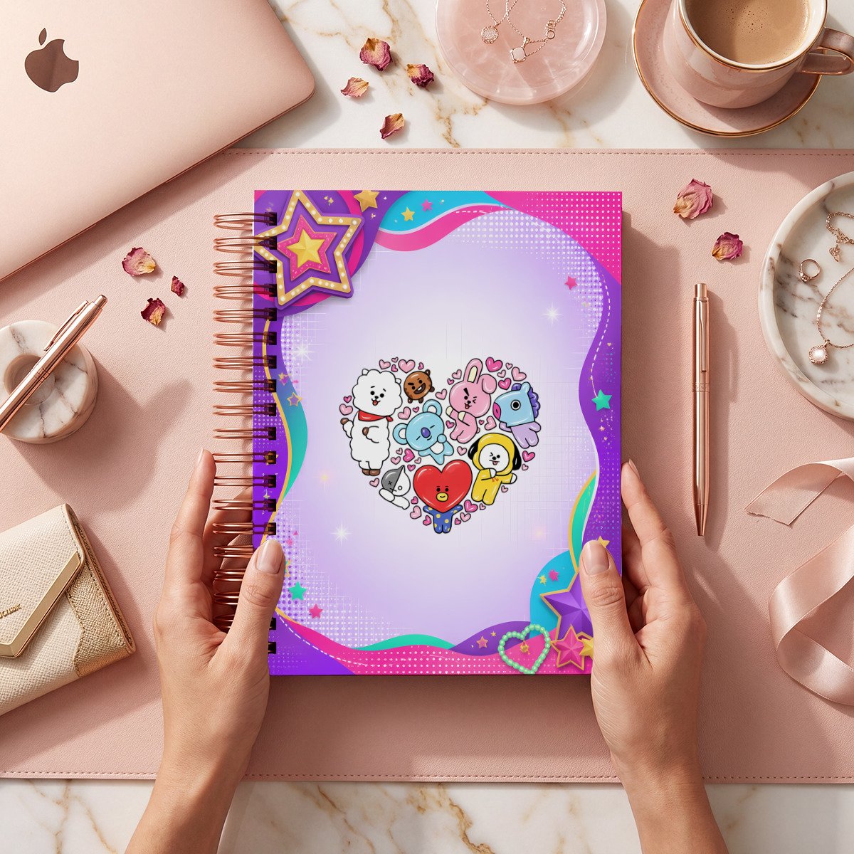 Mockup de portada del pack BTS, modelo 028, con figuras agrupadas en forma de corazón y marco lila; archivos digitales.