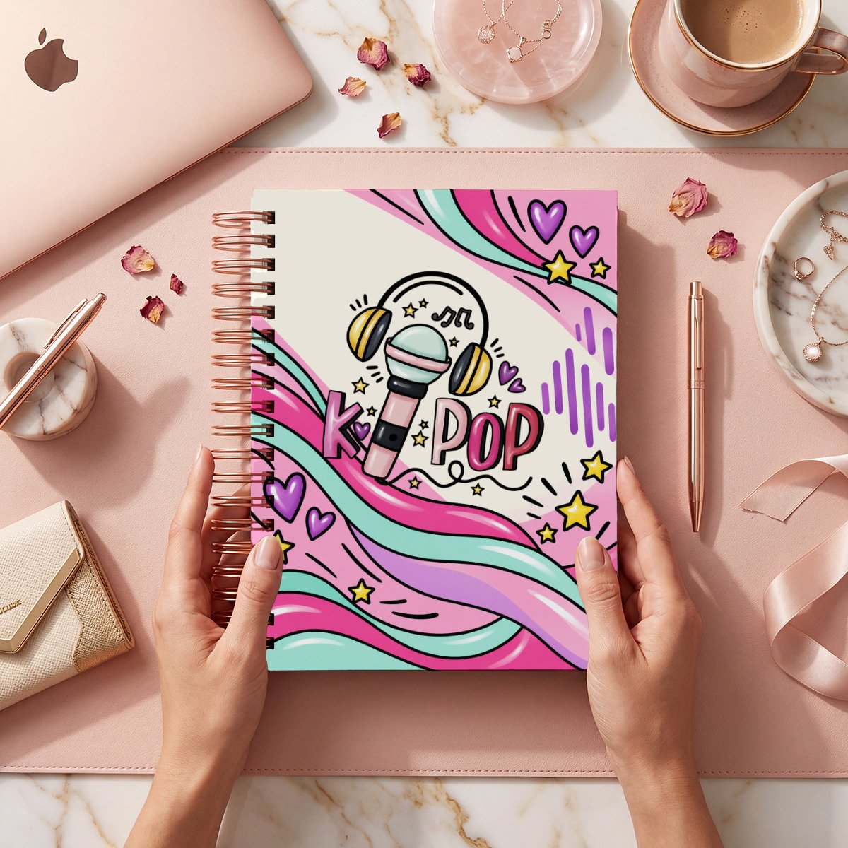Mockup de portada del pack BTS, modelo 002, con palabra K-pop, micrófono, audífonos y ondas de colores; archivos digitales.