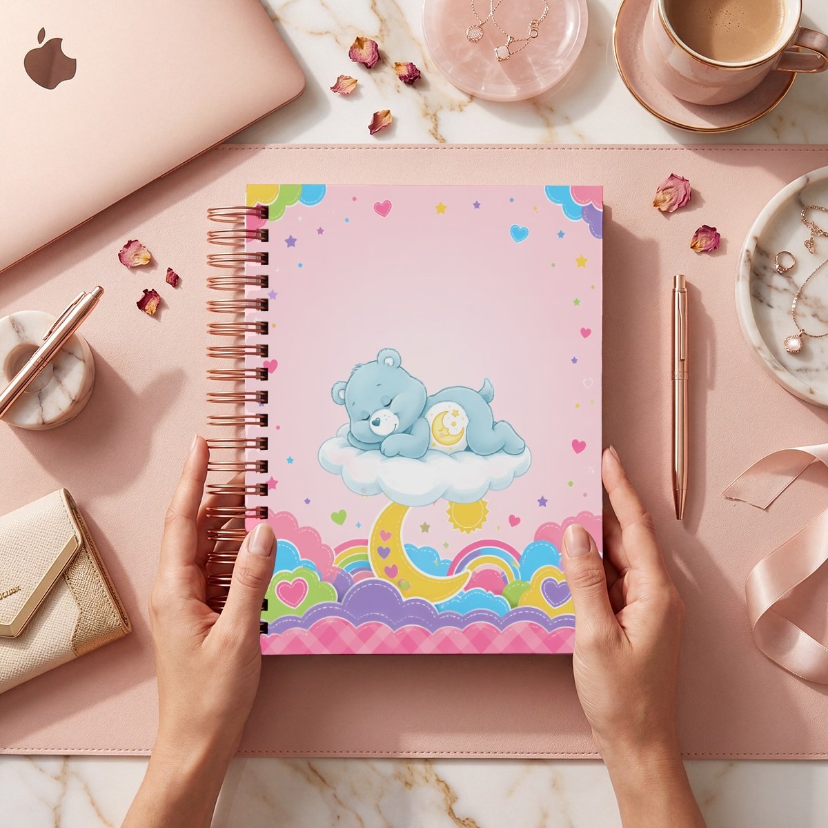 Mockup de portada del pack Cariñositos, modelo 029: osito azul dormido sobre una nube, luna amarilla y fondo rosa; archivos digitales.