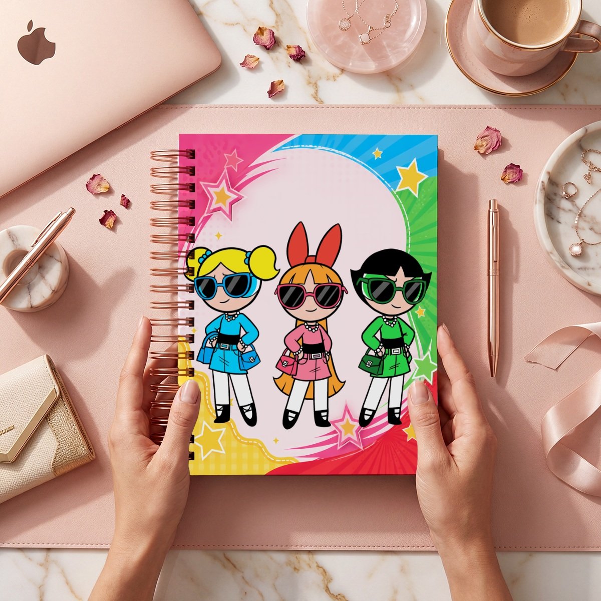 Mockup de portada del pack Chicas Super Poderosas, modelo 019: tres figuras con gafas y ropa azul, rosa y verde en marco multicolor; archivos digitales.