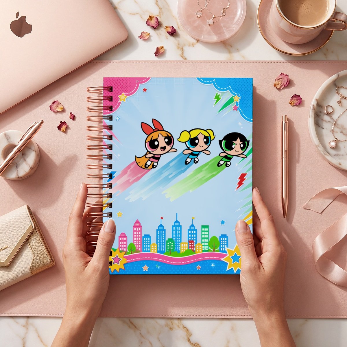 Mockup de portada del pack Chicas Super Poderosas, modelo 011: tres figuras volando sobre una ciudad de colores con rayos y estrellas; archivos digitales.