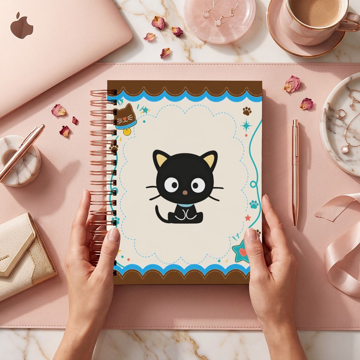 Mockup de portada del pack Chococat, modelo 023: gato negro sentado en marco crema con azul, café y huellas; archivos digitales.