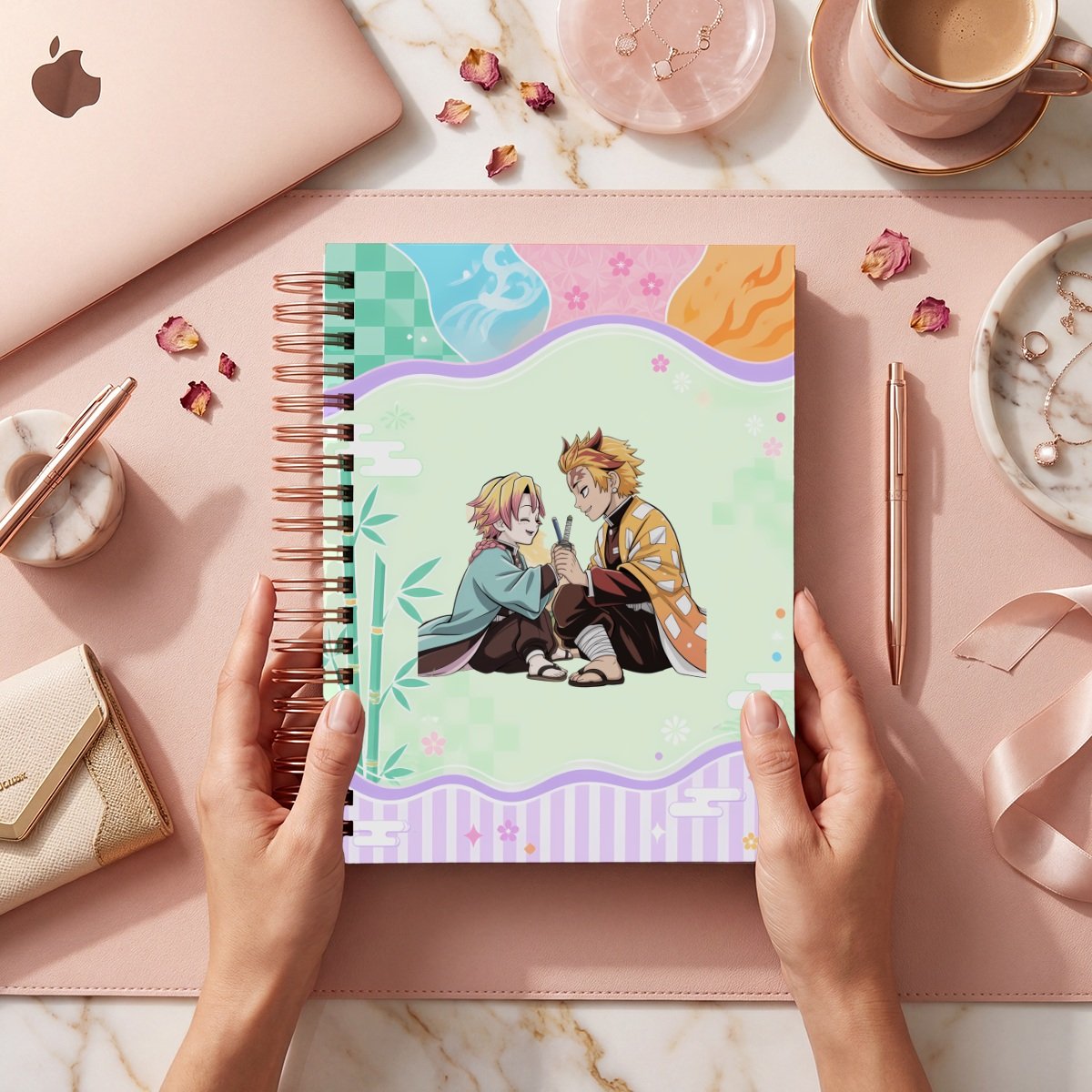 Fotografía comercial de la portada Demon Slayer 030: dos personajes sobre fondo verde claro con bambú y franjas pastel; muestra digital.
