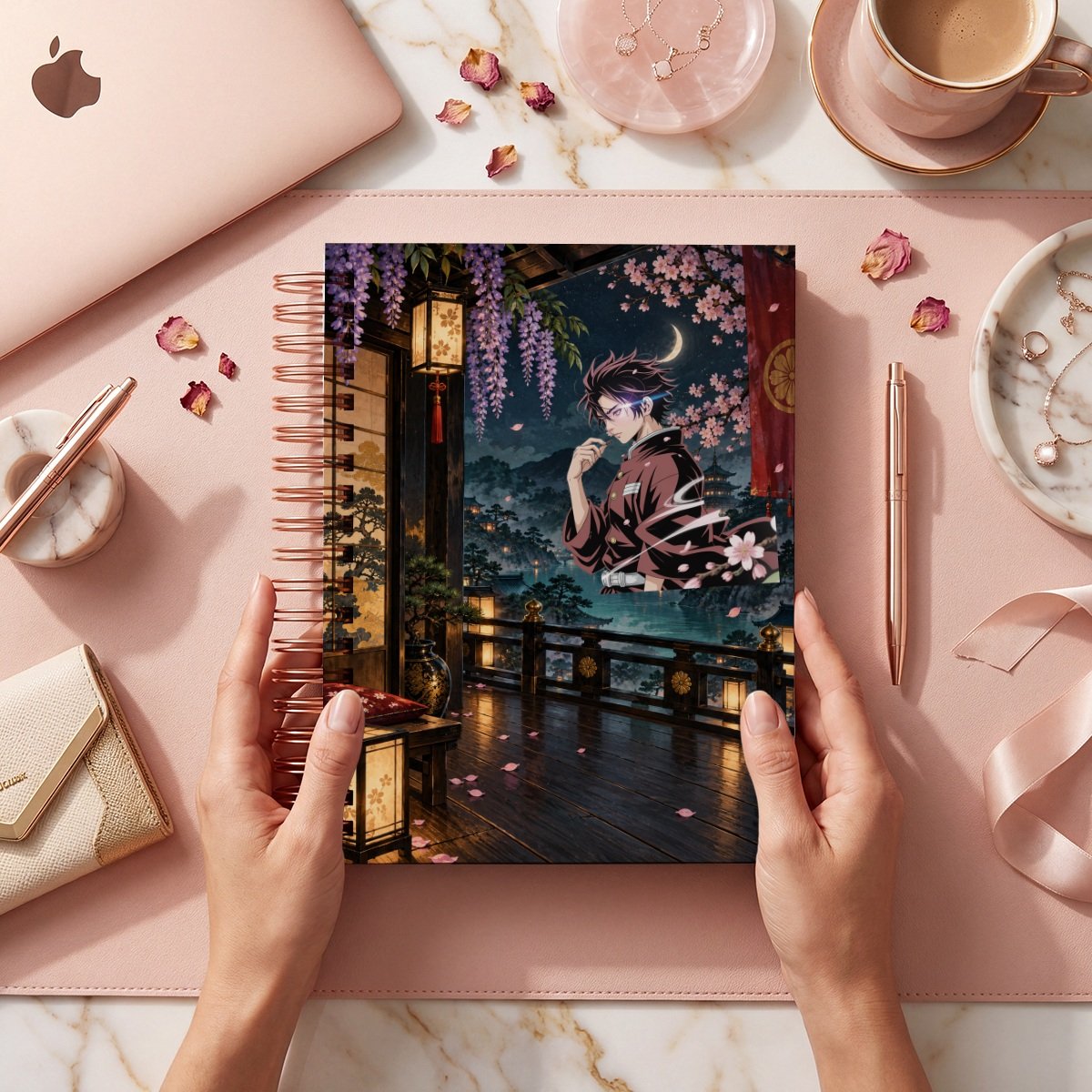 Fotografía comercial de la portada Demon Slayer 009: personaje en una terraza nocturna con faroles, luna y flores; muestra digital.