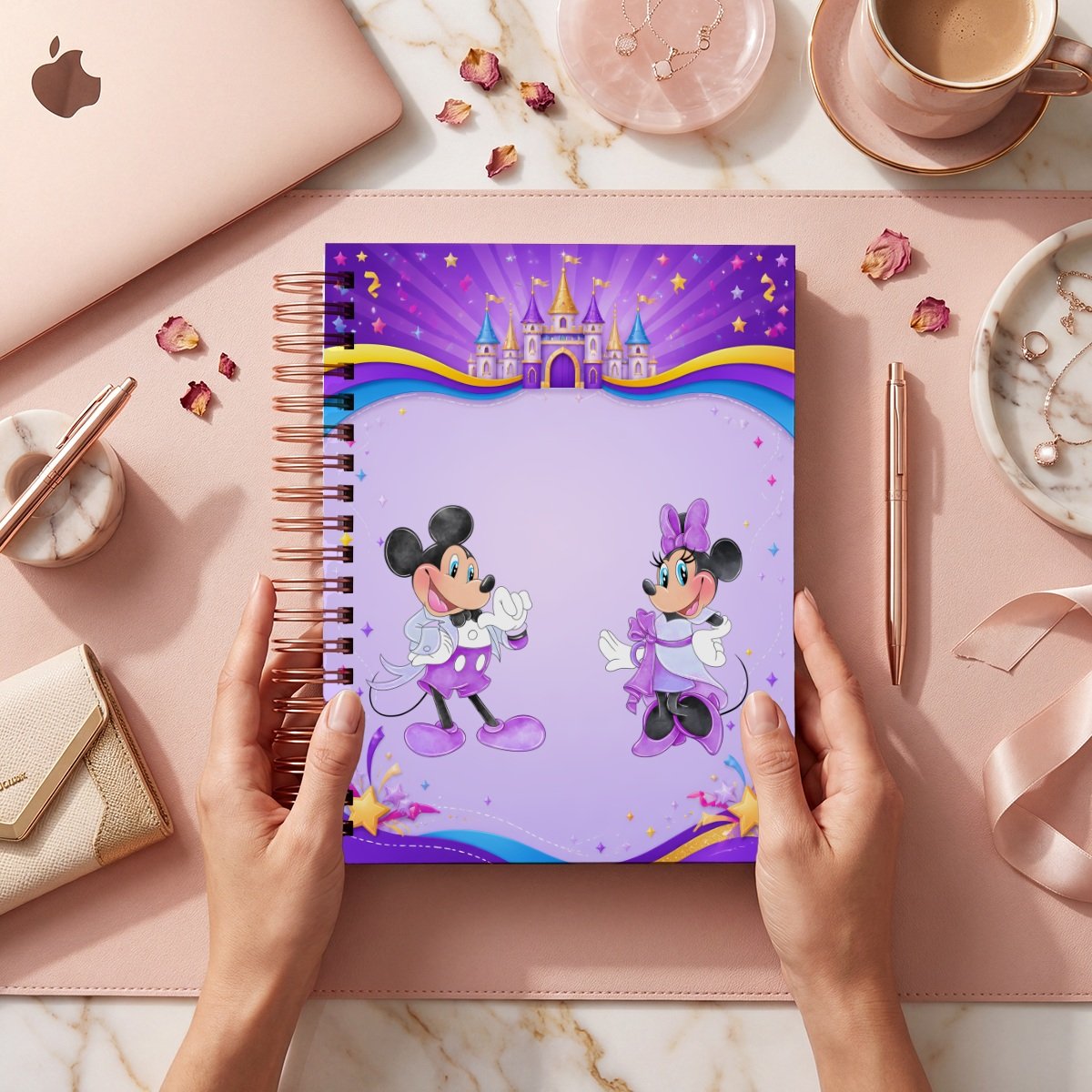 Fotografía comercial de la portada Disney 100 modelo 015, con Mickey y Minnie bajo un castillo morado y estrellas; presentación de archivos digitales.