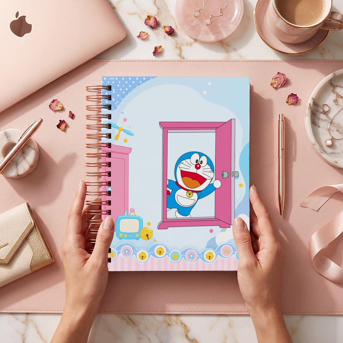 Fotografía comercial de la portada Doraemon 018, con el personaje asomado por una puerta rosa sobre fondo celeste; muestra de archivos digitales.