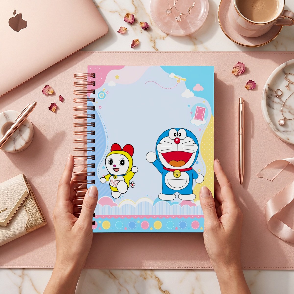 Fotografía comercial de la portada Doraemon 019, con Doraemon y una figura amarilla en un marco pastel azul, rosa y amarillo; muestra de archivos digitales.