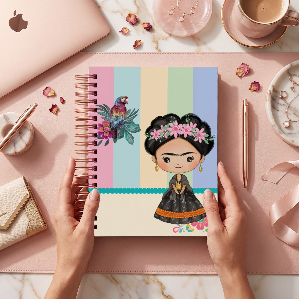 Fotografía comercial de la portada Frida 020: figura de vestido negro y loro sobre franjas pastel; muestra de archivos digitales.