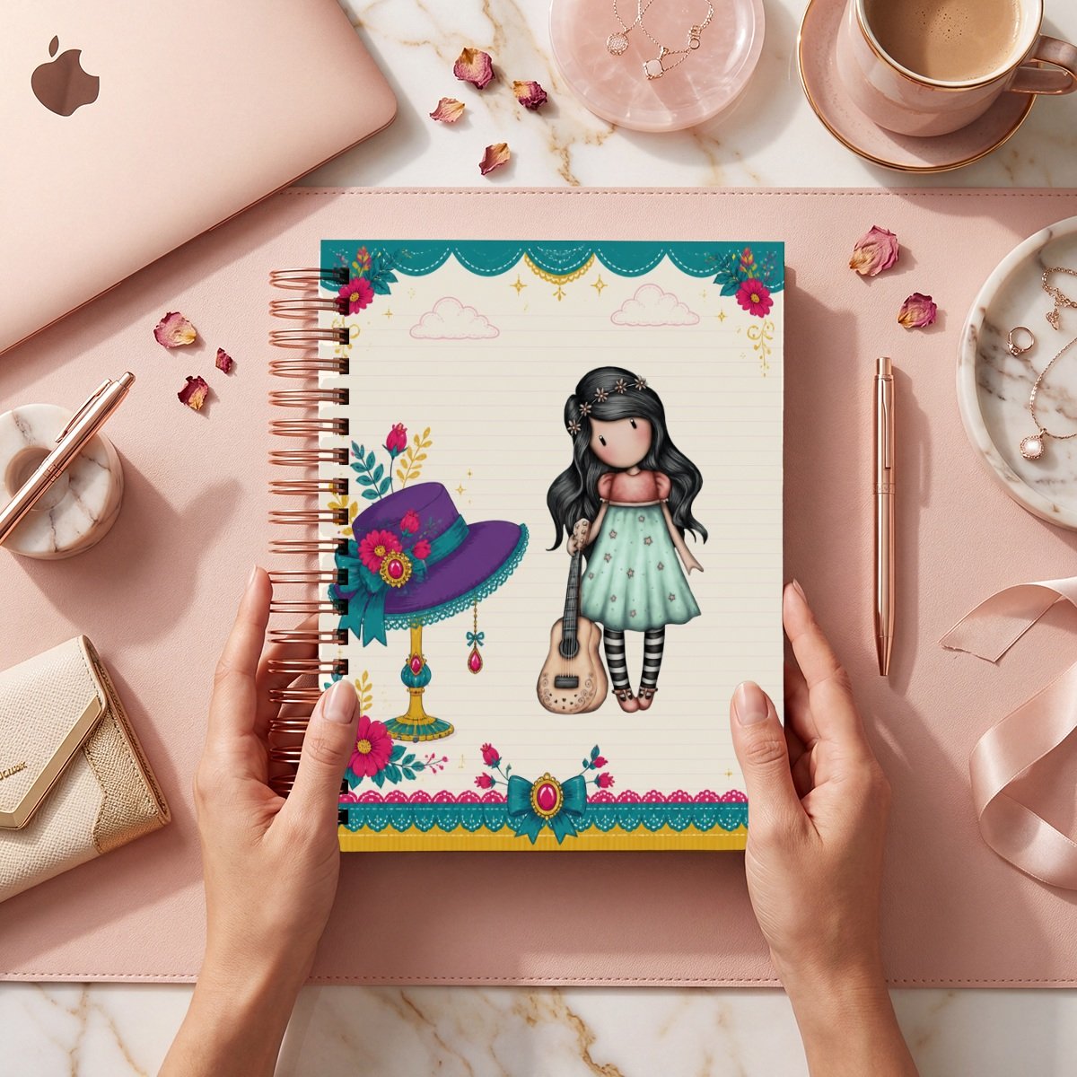 Fotografía comercial de la portada Gorjuss 013, con figura de cabello negro, guitarra y sombrero morado sobre marco turquesa y floral; muestra de archivos digitales.