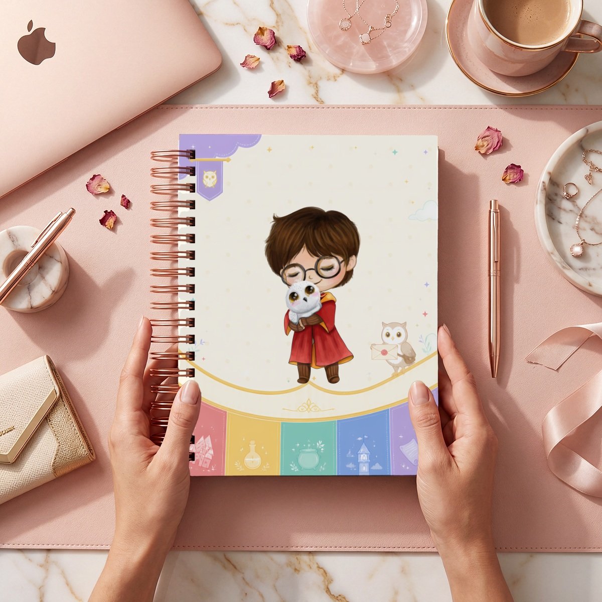 Fotografía comercial de la portada Harry Potter 029, con niño de gafas redondas y búho, fondo crema y franjas pastel con iconos en la base; muestra de archivos digitales.