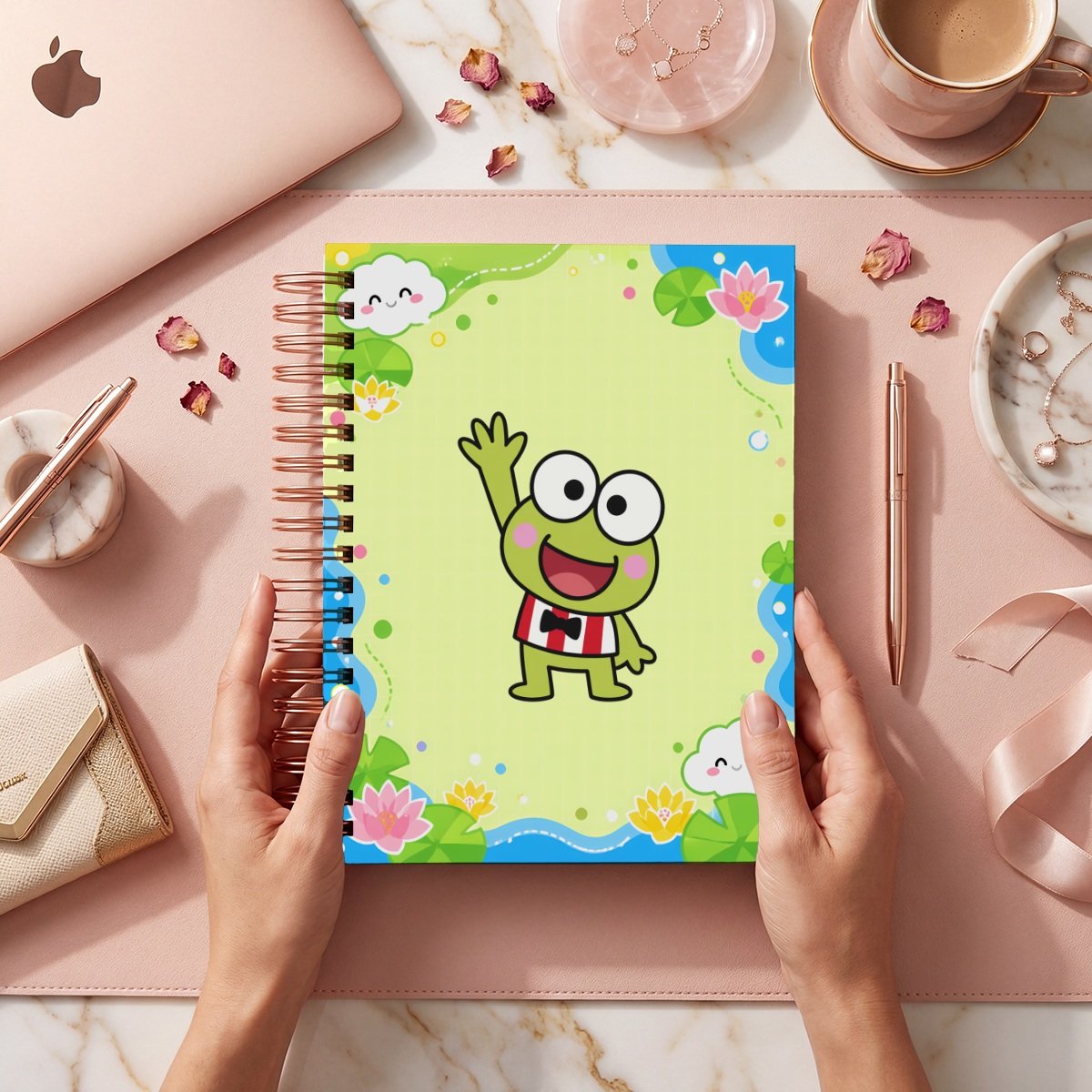 Mockup de portada Keroppi 025: Keroppi saludando sobre fondo verde lima, nubes, nenúfares y marco de estanque; se muestra el frente.