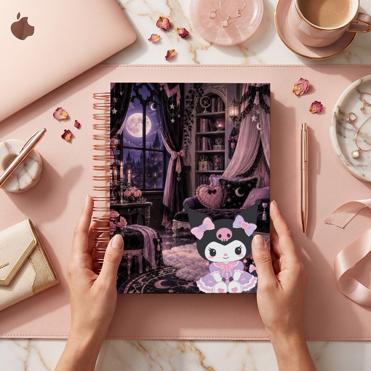 Mockup de portada Kuromi 004: Kuromi en una habitación rosa y lila con ventana de luna, velas, libros y cojines; se muestra el frente del cuaderno.