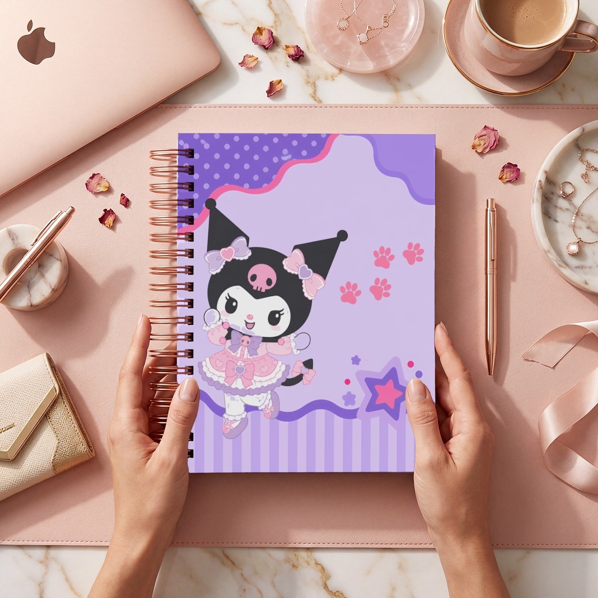 Mockup de portada Kuromi 016: Kuromi con vestido rosa, moños y huellas rosas dentro de un marco lila con lunares y franjas; se muestra el frente.