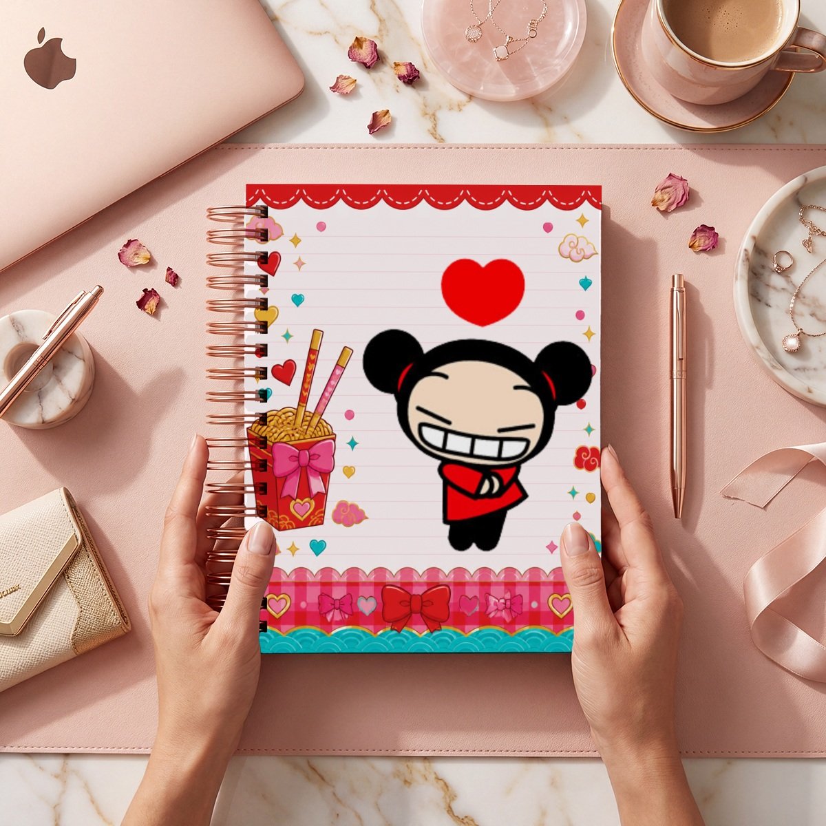Mockup de cubierta Pucca 019: personaje sonriente bajo corazón rojo, caja de fideos y lazos sobre fondo claro de líneas y bordes rojos.