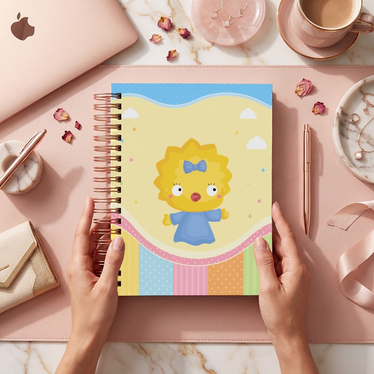 Mockup comercial de Simpsons 028: Maggie con vestido azul en marco pastel de franjas y nubes. Encuadernado y ambientación ilustrativos; entrega digital.