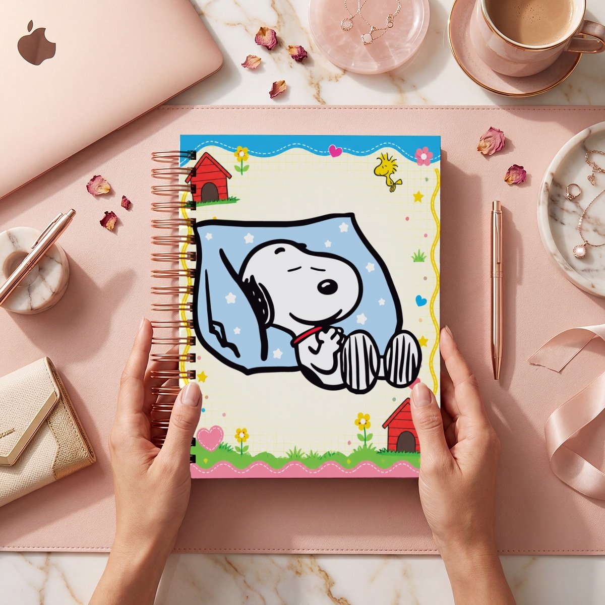 Mockup comercial de Snoopy 017: Snoopy descansa en almohada azul, con casitas rojas y Woodstock en el marco. Manos y ambientación no incluidos.