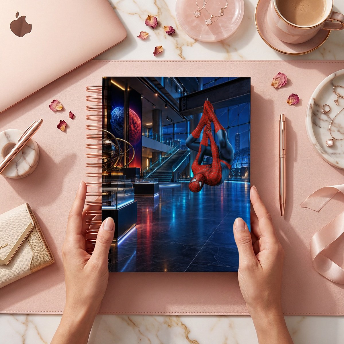 Mockup comercial de Spiderman 009: personaje suspendido en una escena nocturna azul con vitrinas y escaleras. Mesa, manos y encuadernación no incluidos.