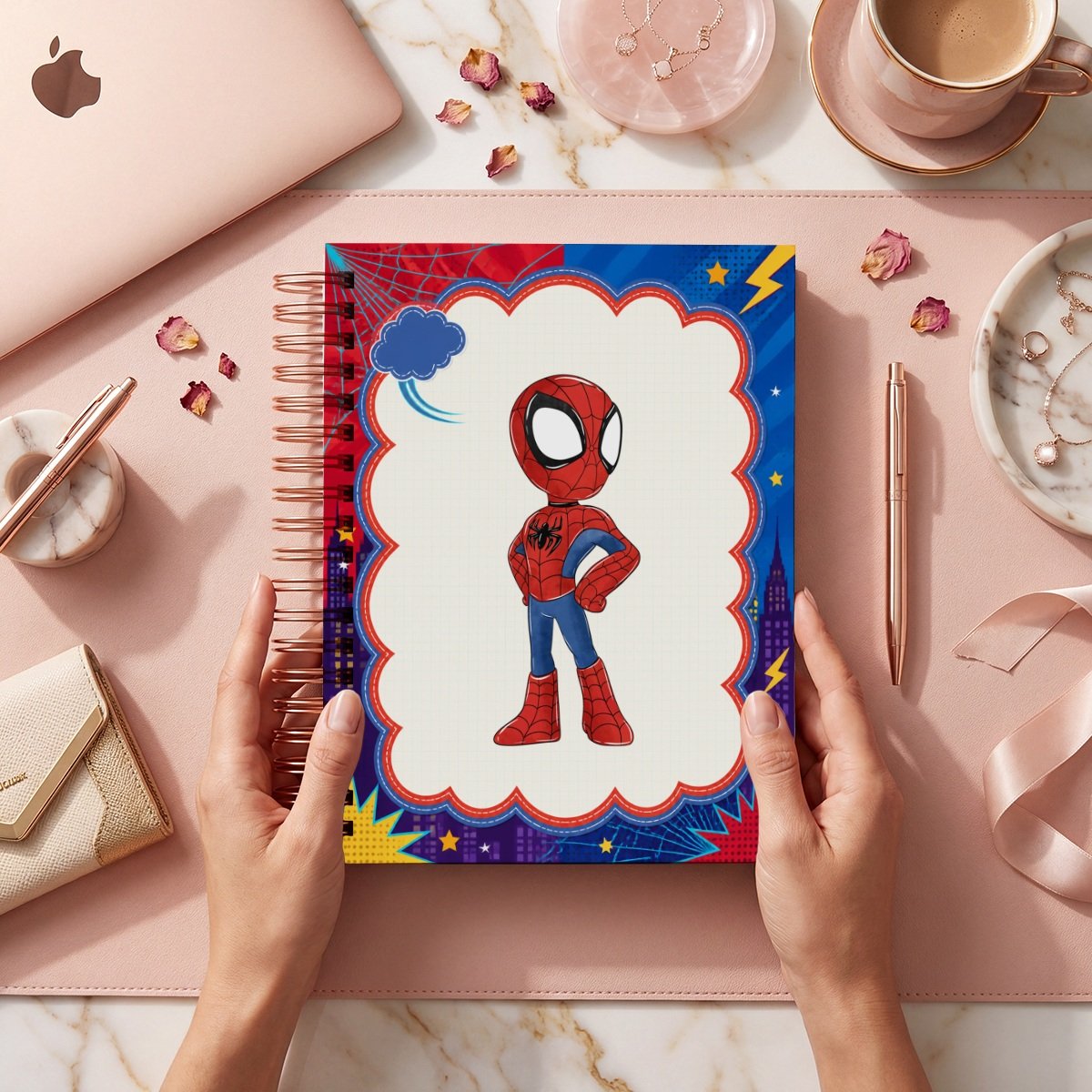 Mockup comercial de Spiderman 026: figura pequeña de Spiderman en marco cómic rojo y azul con telarañas, estrellas y rayos. Entrega digital.