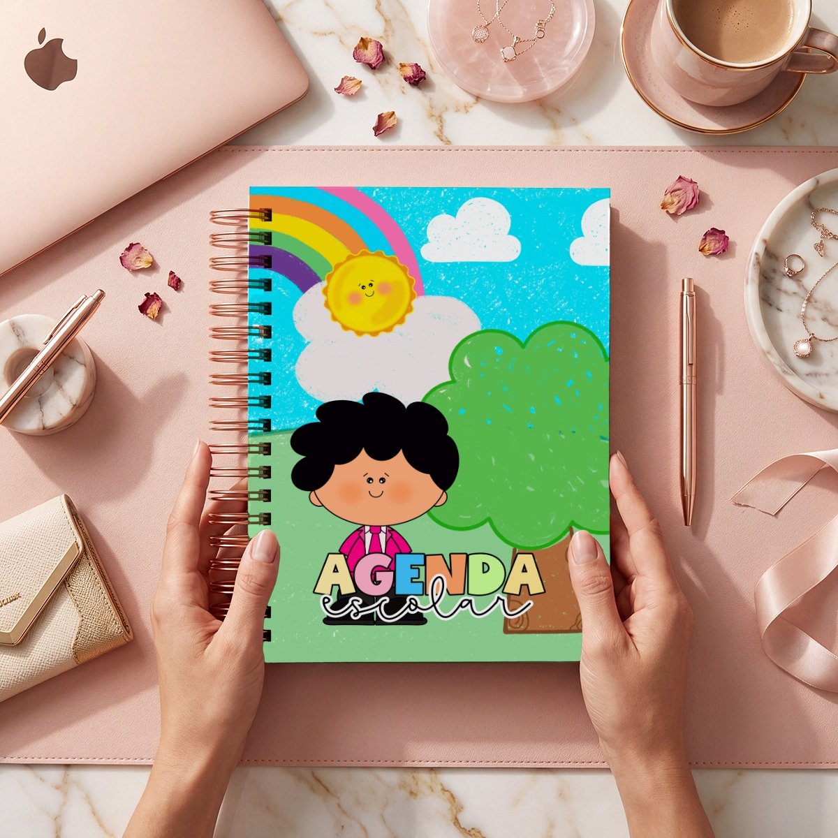 Mockup comercial Star-E2627-079: niño junto a árbol y arcoíris, con texto original «AGENDA escolar». El rótulo no indica ciclo numérico; interiores de esta oferta 2027. No incluye agenda física.