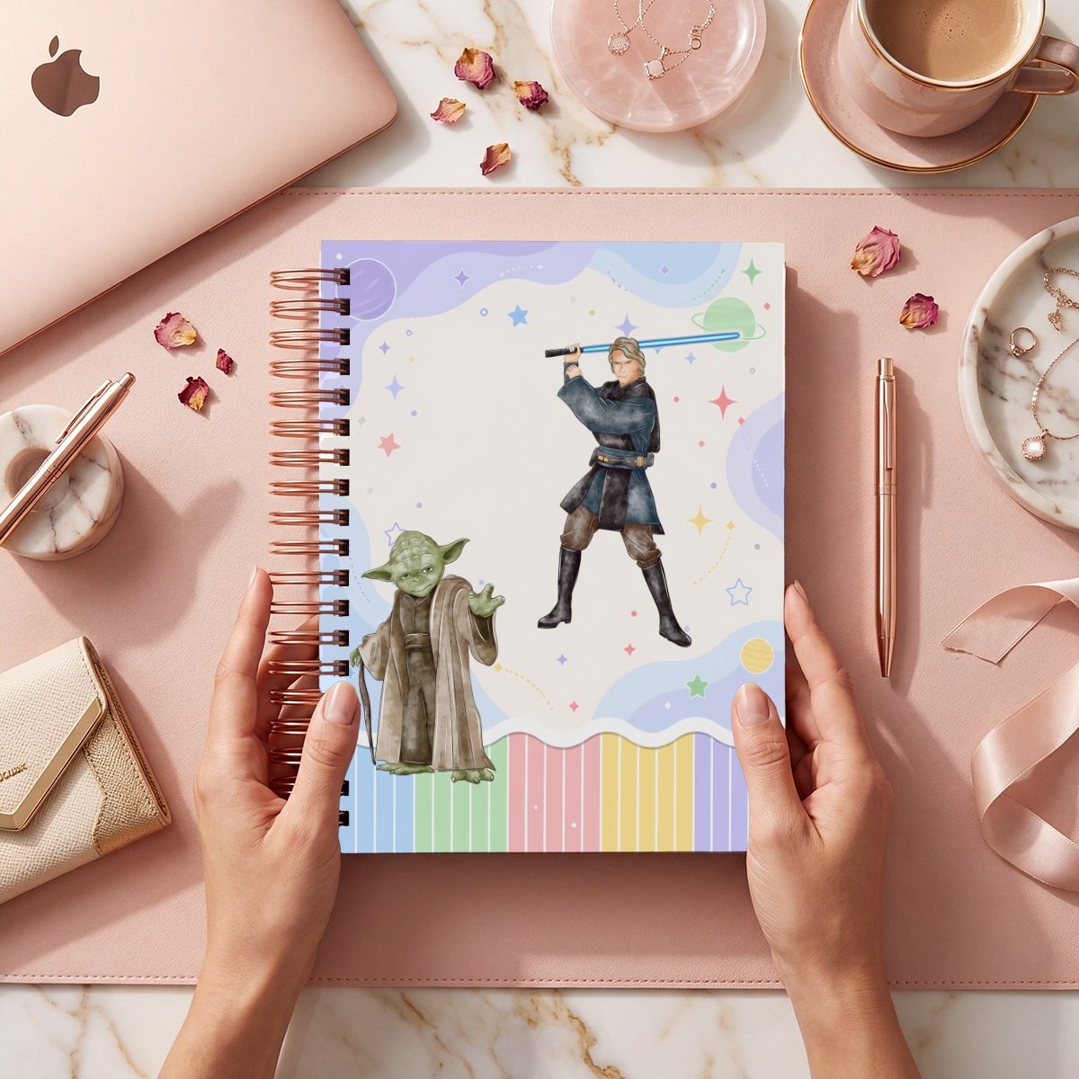 Mockup comercial StarWars 019: figura con sable azul y figura verde en marco pastel con planetas, estrellas y franjas. Manos y encuadernado ilustrativos, no incluidos.