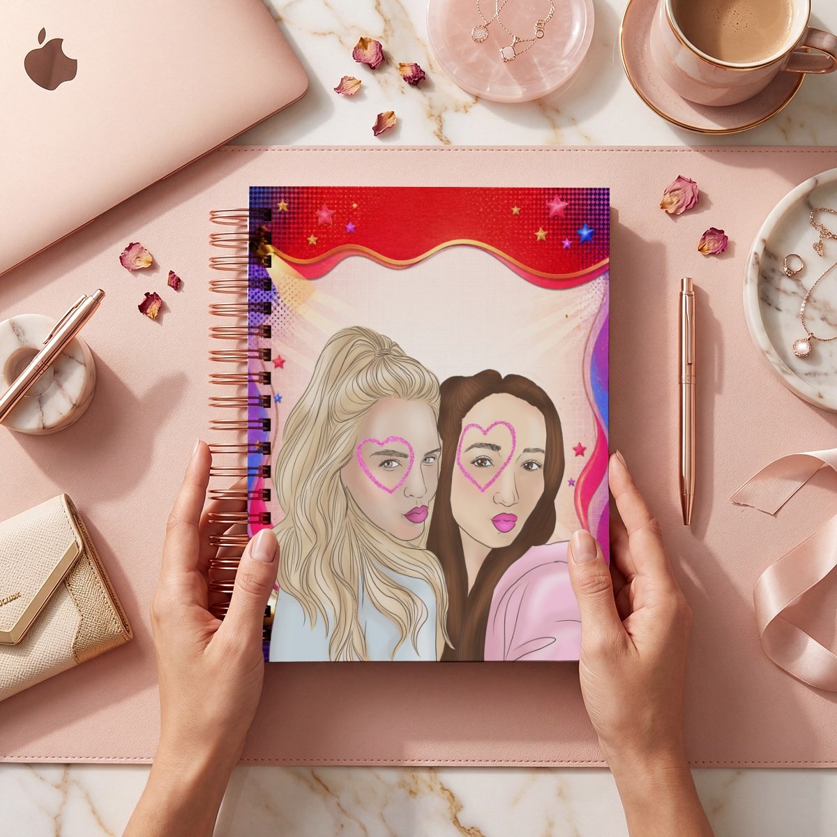 Mockup de la portada Taylor Swift 015: dos retratos femeninos con maquillaje de corazón dentro de un marco de luces y estrellas rojo, rosa y violeta. La foto representa una posible agenda; la entrega es digital.