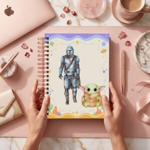 Mockup de la portada The Mandalorian 016 con el Mandaloriano y Grogu, planetas, estrellas y paisaje desértico en crema y lila. Representación de agenda; entrega de archivos digitales.