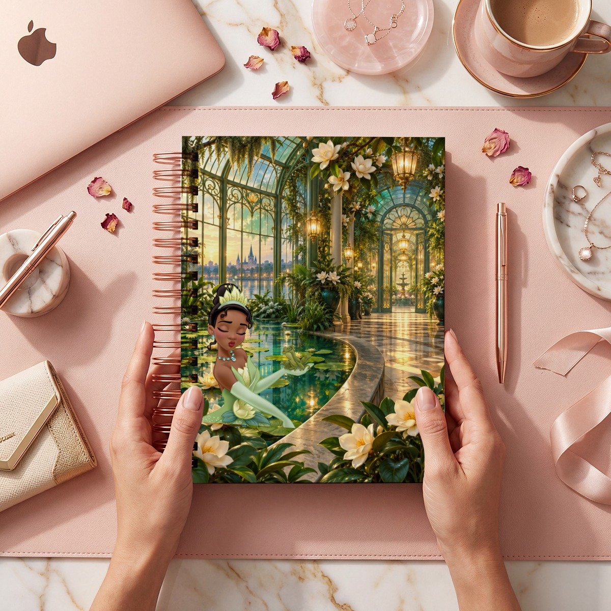 Mockup de la portada Tiana 003 con Tiana y una rana en un invernadero iluminado junto al agua y flores. Faroles y brillos son ilustraciones; la entrega corresponde a archivos digitales.