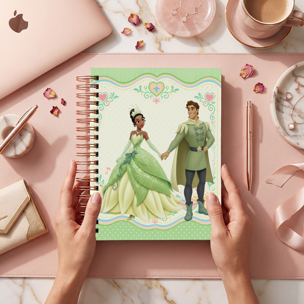 Mockup de la portada Tiana 013 con Tiana y un acompañante, marco verde pastel, corazones y pequeños motivos musicales y de cocina. No incluye recetario ni agenda física.