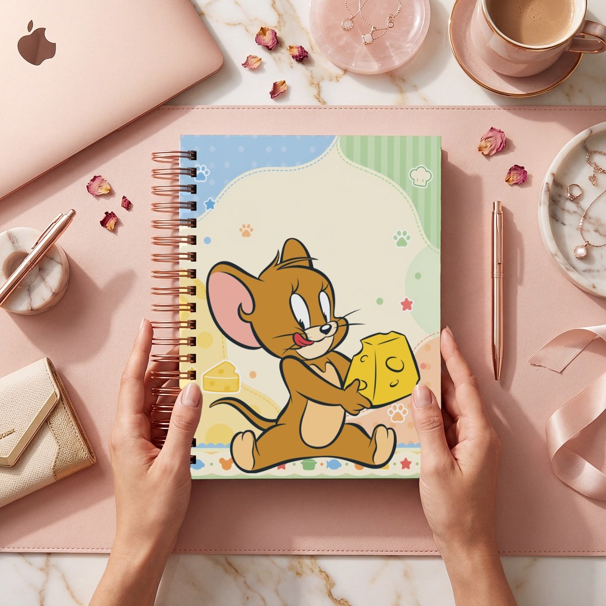 Mockup de la portada Tom y Jerry 020 con Jerry sosteniendo un queso, marco pastel, huellas y pequeños motivos. La fotografía representa una agenda; se entregan archivos digitales.