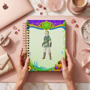 Mockup de la portada Zelda 022: figura rubia de traje verde bajo un escudo, marco violeta y verde, hadas, castillo y cofre ilustrado. Representa una posible agenda; la entrega es digital.